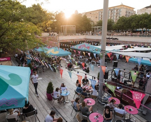 Picture of the open air part of the popular Akvárium club on the Elisabeth square in Pest - heatwave in budapest