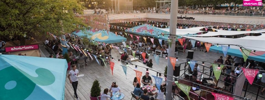 Picture of the open air part of the popular Akvárium club on the Elisabeth square in Pest