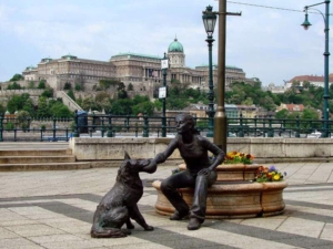'Girl with her dog' statue on the Danube Promenade, Royal Palace in the background