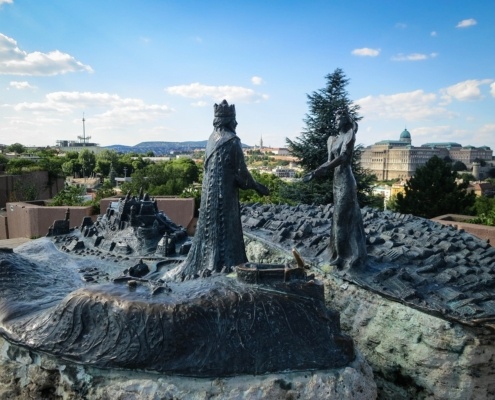 statues in budapest