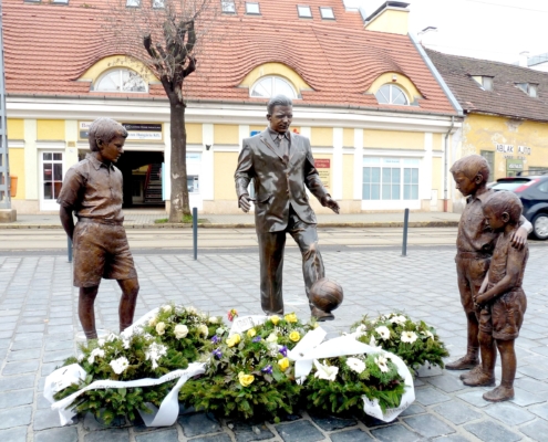 Champions League Final Budapest -Puskás_statue_in_Óbuda-1